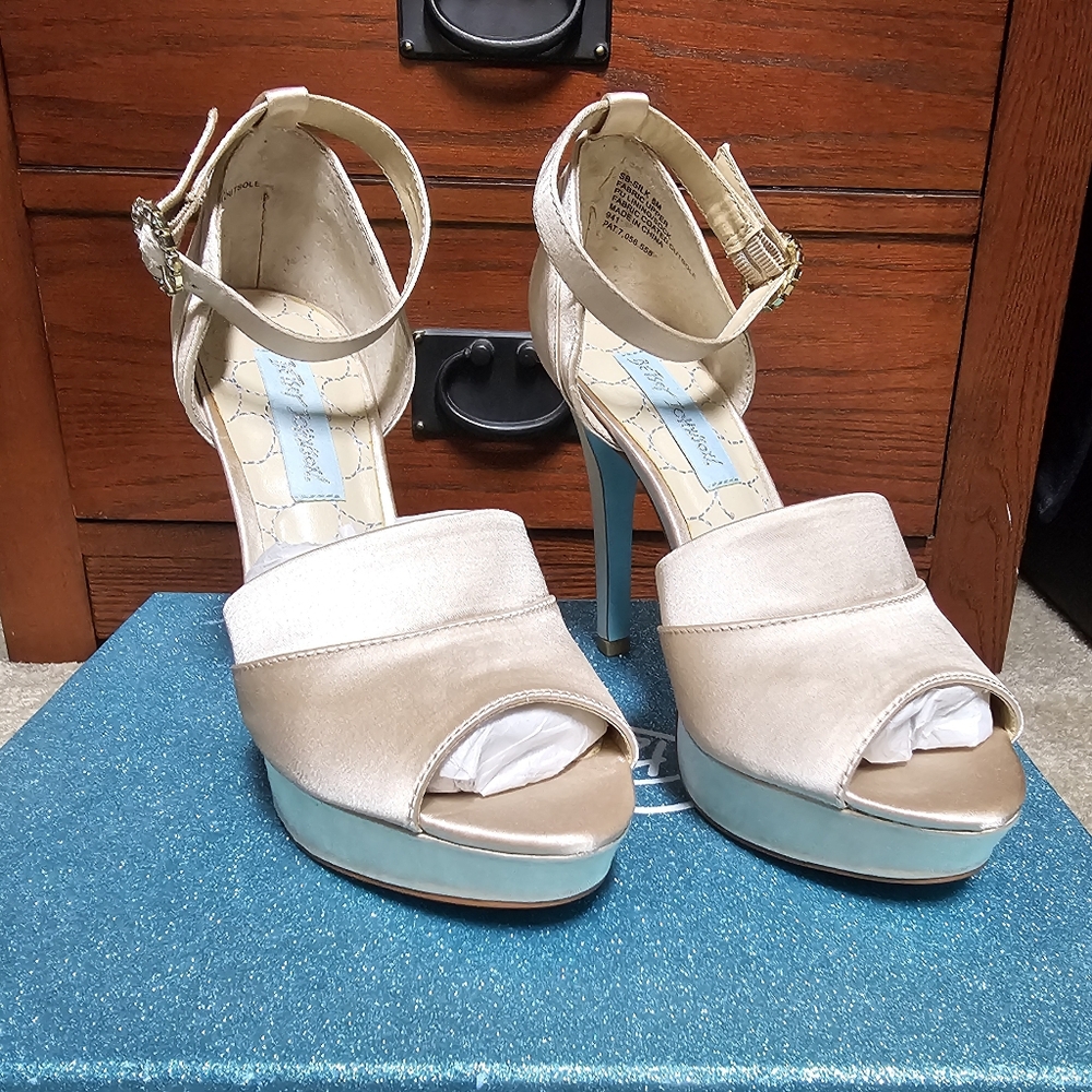 Betsey Johnson silk/satin shoes, sz 6